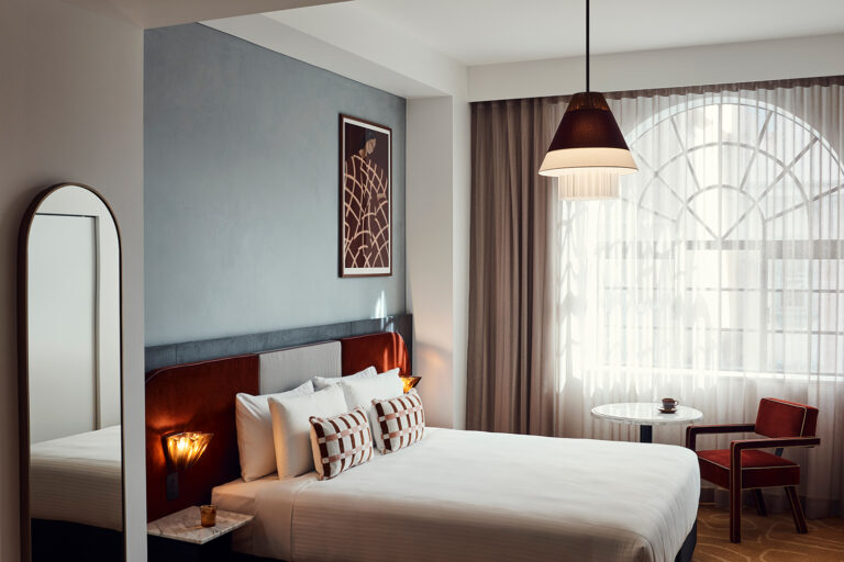 Hotel Morris • Tom Mark Henry
